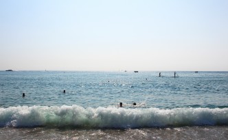 barceloneta beach waves