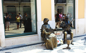 baix lisbon rua augusta street performers