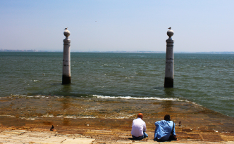friends tagus river cais das colunas
