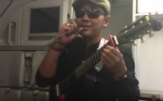 raditya-alamanda-air-asia-steward-live-sings