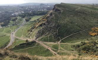 climbing up arthurs seat easy way